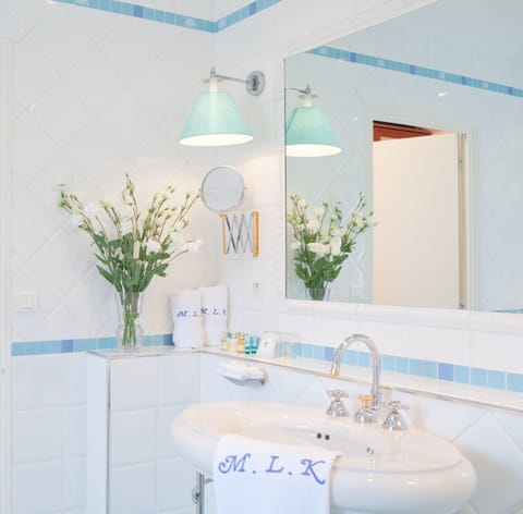 Deluxe Double or Twin Room, Ocean View | Bathroom | Free toiletries, hair dryer, bathrobes, slippers