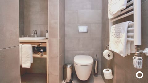 Standard Double or Twin Room | Bathroom | Eco-friendly toiletries, hair dryer, towels, soap