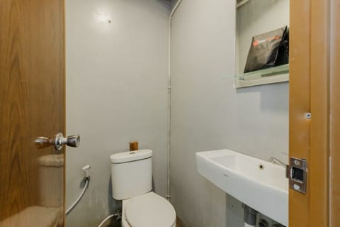 Double Room | Bathroom | Shower, free toiletries, towels