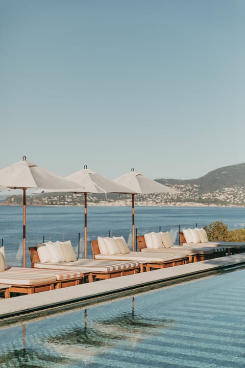 Outdoor pool, pool umbrellas, sun loungers