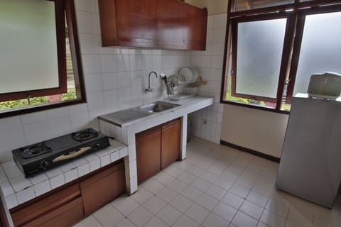 Family Cottage, 3 Bedrooms | Private kitchenette | Electric kettle