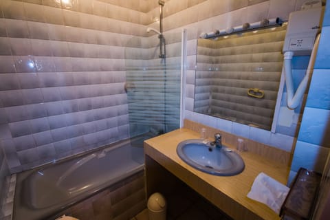 Comfort Double Room | Bathroom | Free toiletries, hair dryer, towels