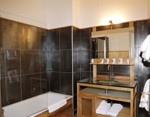 Superior Room, 1 Double Bed, Mountain View | Bathroom | Free toiletries, hair dryer, towels