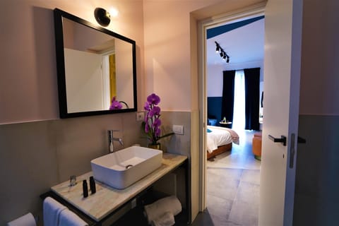 Deluxe Room, Partial Sea View (Quadrato) | Bathroom | Shower, rainfall showerhead, hair dryer, bathrobes