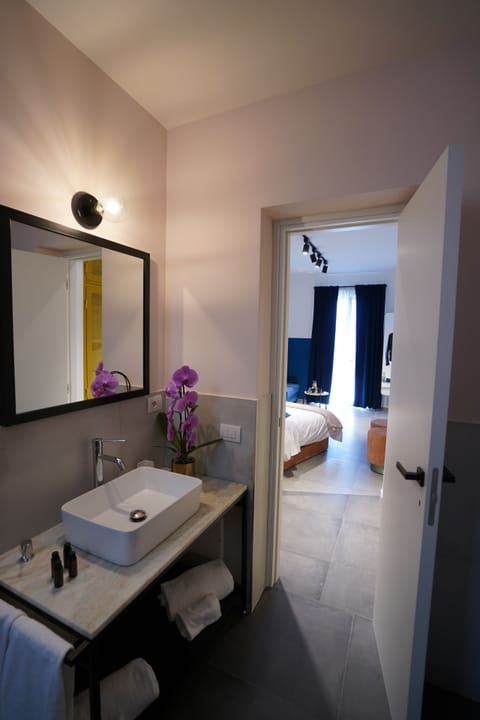 Deluxe Room, Partial Sea View (Quadrato) | Bathroom sink