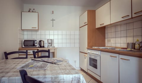 Basic Apartment, Multiple Beds | Private kitchen | Fridge, microwave, oven, stovetop