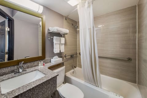 Combined shower/tub, deep soaking tub, free toiletries, hair dryer