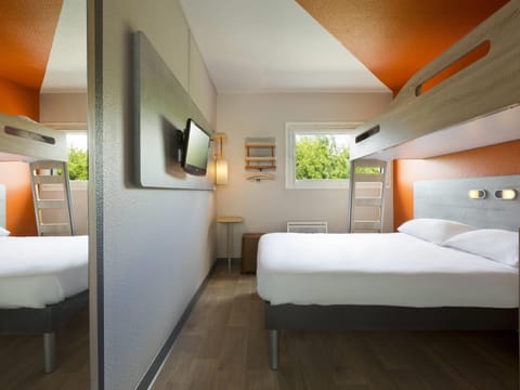 Classic Room, Multiple Beds | Desk, blackout drapes, soundproofing, free cribs/infant beds