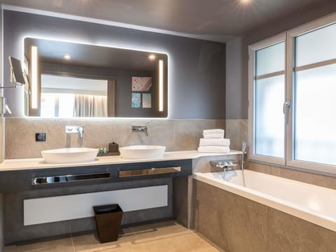 Executive Suite, 1 King Bed with Sofa bed, Sea View | Hypo-allergenic bedding, minibar, desk, laptop workspace