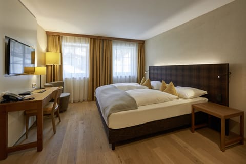 Deluxe Room, 1 Queen Bed | In-room safe, blackout drapes, soundproofing, free WiFi