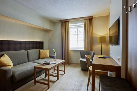 Deluxe Suite, 1 Queen Bed | In-room safe, blackout drapes, soundproofing, free WiFi