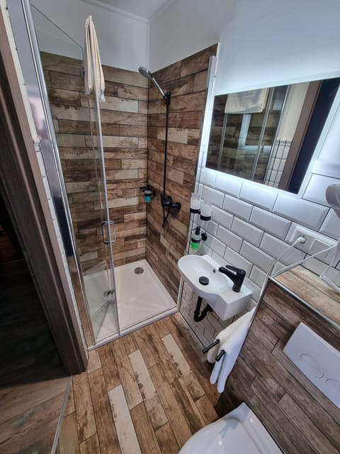 Design Single Room | Bathroom | Shower, free toiletries, hair dryer, towels