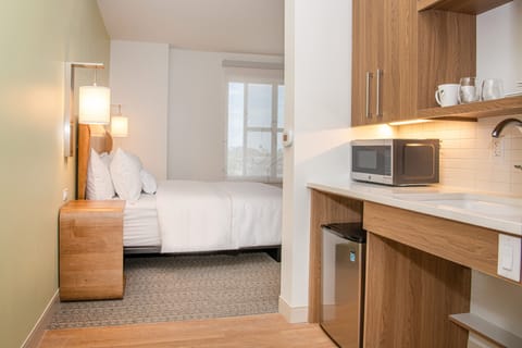 Basic Room, 1 King Bed (Mobility Accessible, Transfer Shower) | Premium bedding, in-room safe, desk, laptop workspace