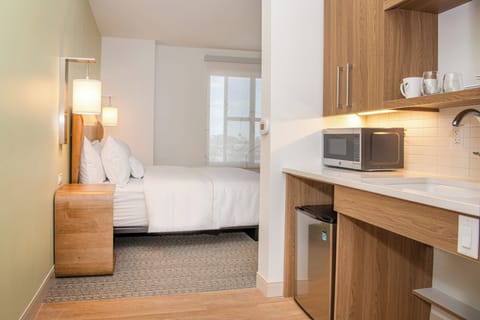 Premium bedding, in-room safe, desk, laptop workspace