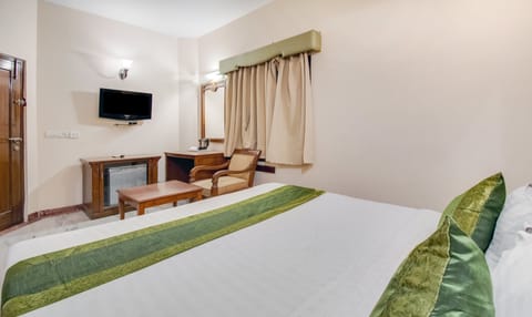 Standard Room, 1 Queen Bed | Desk, rollaway beds, free WiFi, bed sheets