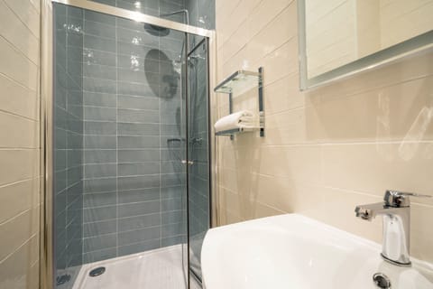 Deluxe Room, 1 Bedroom | Bathroom | Shower, towels