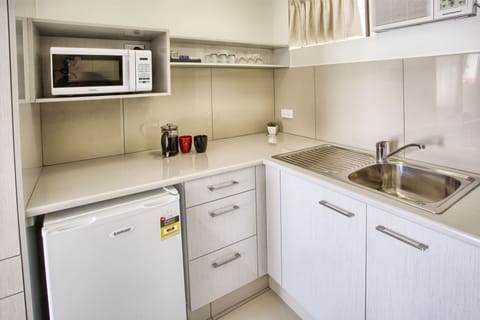 Twin Room | Private kitchenette | Fridge, microwave, electric kettle, cookware/dishes/utensils