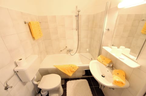 Combined shower/tub, free toiletries, hair dryer, towels