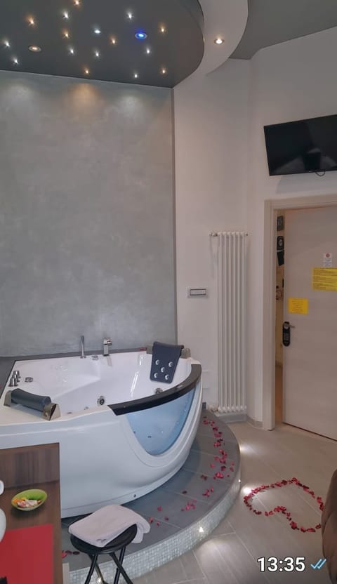 Double Room, Hot Tub | Select Comfort beds, in-room safe, desk, iron/ironing board