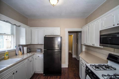 House (2 Bedrooms) | Private kitchen | Microwave, oven, stovetop, dishwasher