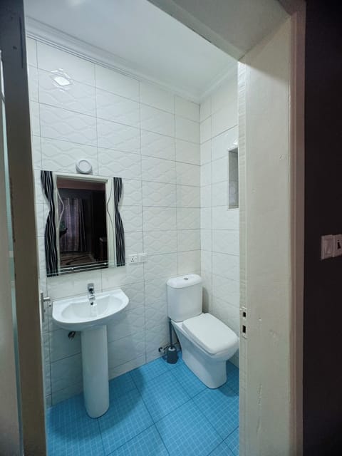 Executive Room, 1 King Bed | Bathroom | Shower, towels