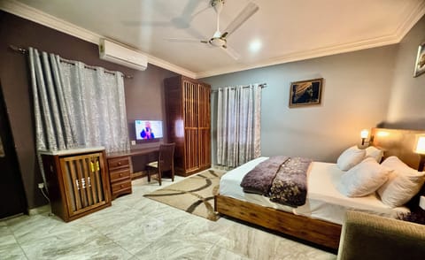 Executive Room, 1 King Bed | Premium bedding, minibar, desk, iron/ironing board