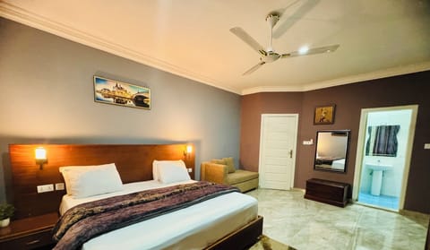 Executive Room, 1 King Bed | Premium bedding, minibar, desk, iron/ironing board