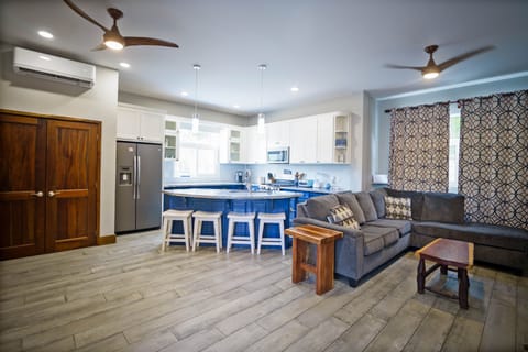 Deluxe Room, 1 Bedroom, Pool View | Living area