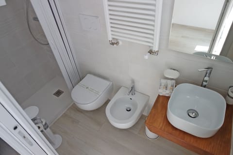 Deluxe Room, Balcony | Bathroom | Shower, rainfall showerhead, free toiletries, hair dryer