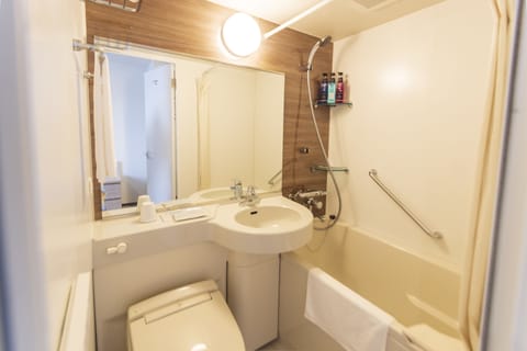 Combined shower/tub, deep soaking tub, free toiletries, hair dryer