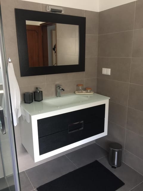 Suite Cinfaes | Bathroom | Shower, rainfall showerhead, hair dryer, towels