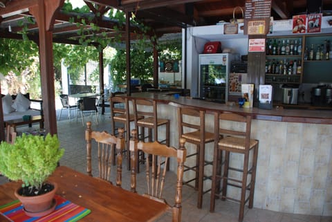 Cocktail bar, pool views, open daily