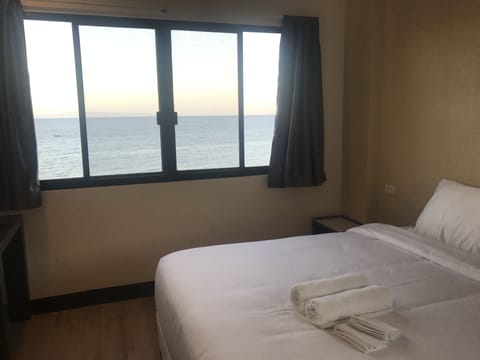 Standard Double Room, Sea View | Desk, laptop workspace, soundproofing, rollaway beds