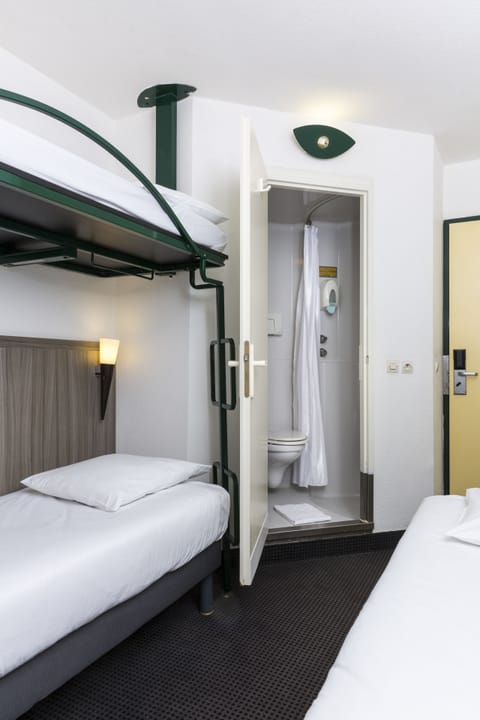 Standard Triple Room | Bathroom | Shower, towels, soap, shampoo