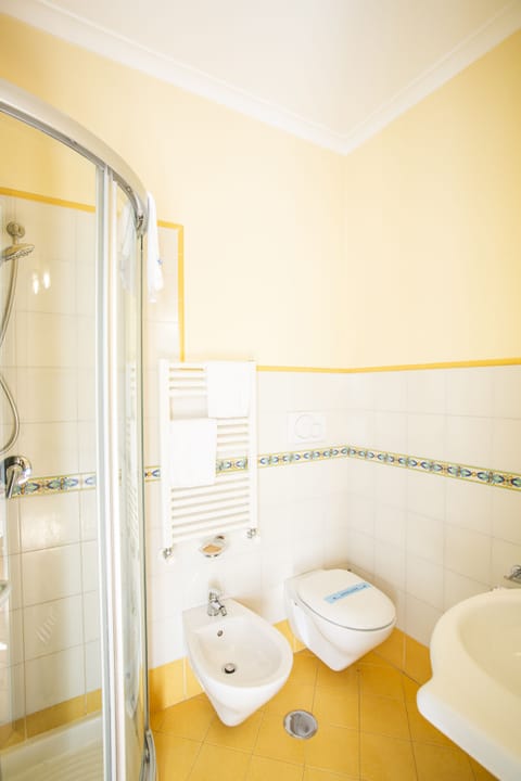 Double Room | Bathroom | Shower, rainfall showerhead, free toiletries, hair dryer