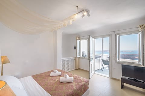 Honeymoon Suite, Jetted Tub, Sea View, Caldera View | 1 bedroom, minibar, in-room safe, soundproofing