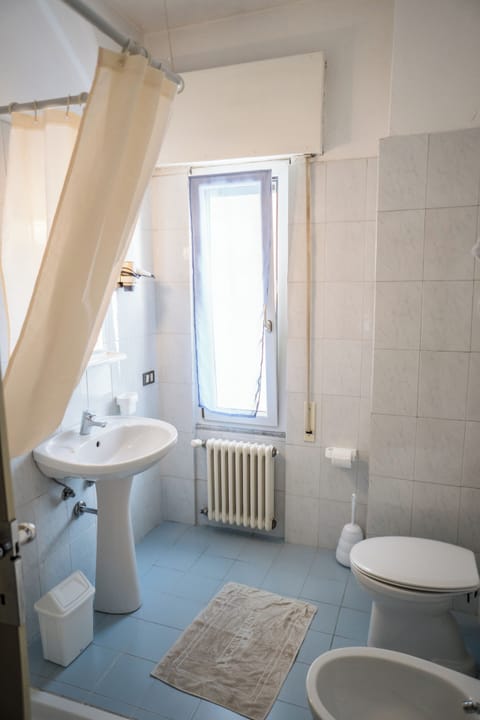 Shower, free toiletries, hair dryer, bidet