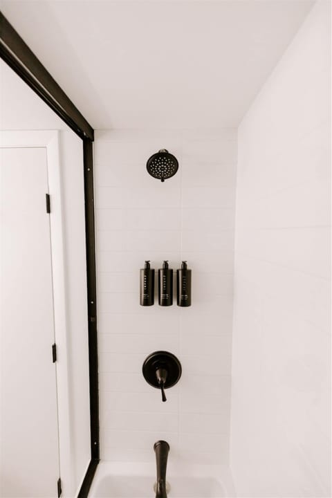 Combined shower/tub, designer toiletries, hair dryer, towels