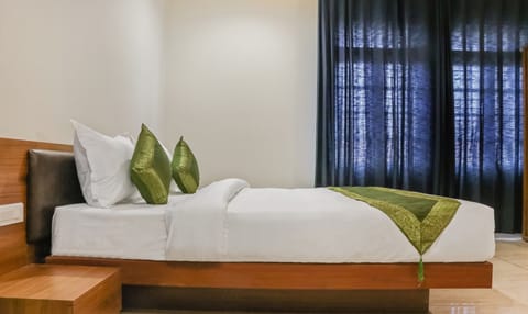 Deluxe Room | Desk, iron/ironing board, rollaway beds, free WiFi