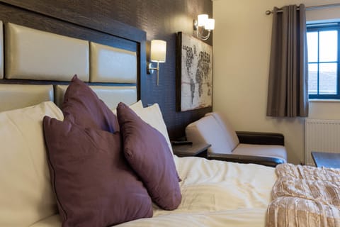 Executive Suite | Iron/ironing board, free WiFi, bed sheets