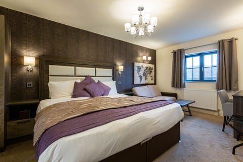 Executive Suite | Iron/ironing board, free WiFi, bed sheets