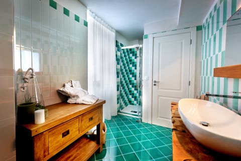 Junior Suite, Hill View | Bathroom | Free toiletries, hair dryer, bidet, towels