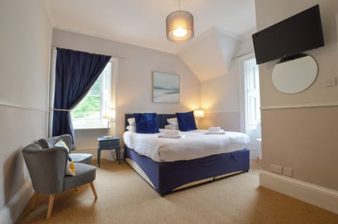 Deluxe Room, 1 King Bed | Iron/ironing board, free WiFi, bed sheets