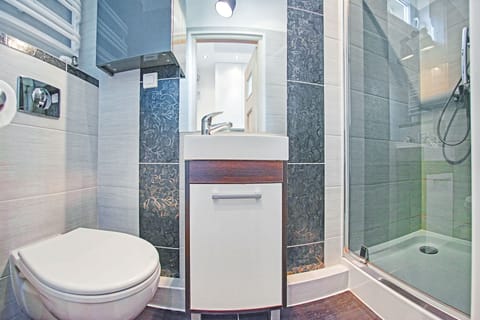 Studio (Chopina 22/1) | Bathroom | Hair dryer, towels, toilet paper