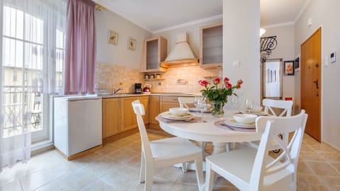 Apartment (Monte Cassino 40/16) | Private kitchenette | Fridge, stovetop, electric kettle, cookware/dishes/utensils