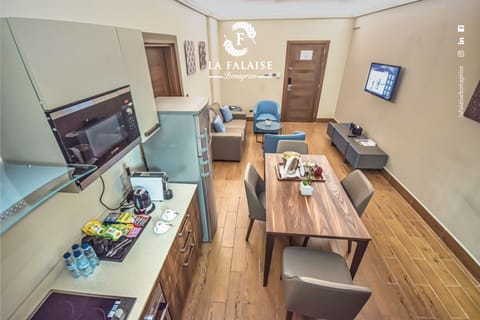 Deluxe Apartment, 2 Bedrooms, Kitchenette | In-room dining