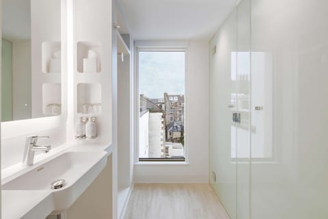 Family Double Room | Bathroom | Shower, rainfall showerhead, free toiletries, hair dryer