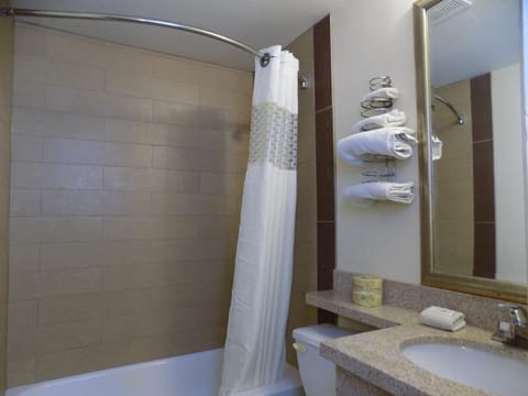 Combined shower/tub, towels