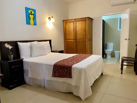 Economy Room, 1 Queen Bed | In-room safe, free WiFi, bed sheets