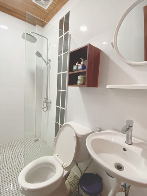 Superior Double Room | Bathroom | Shower, free toiletries, towels